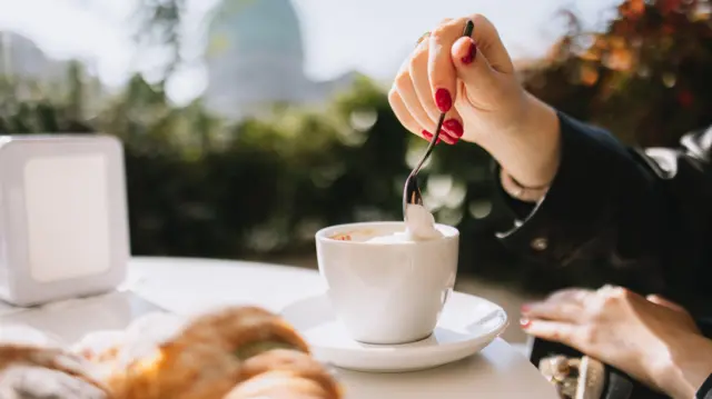 Fotografie a unui mic dejun italian clasic: un cappuccino și un produs de patiserie