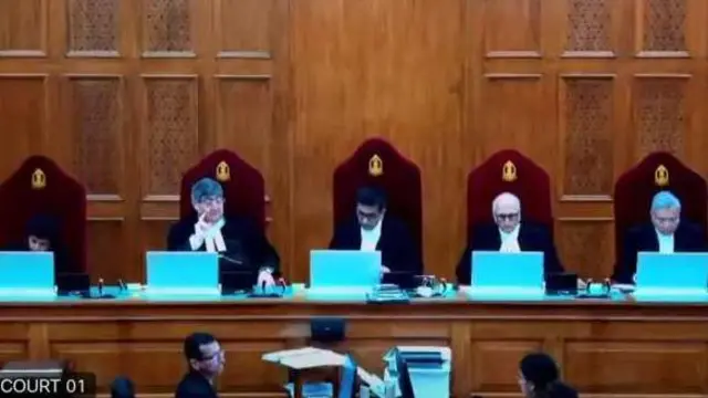 সুপ্রিম কোর্টের সাংবিধানিক বেঞ্চ রায় দেওয়ার সময়ে