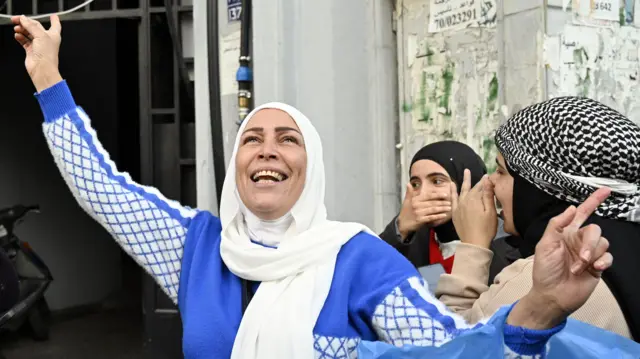 Sekelompok perempuan melakukan selebrasi di jalan