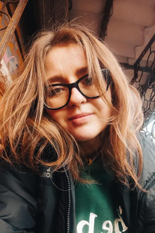 Юлія Лукашева, портрет білявої дівчини в окулярах та темній куртці