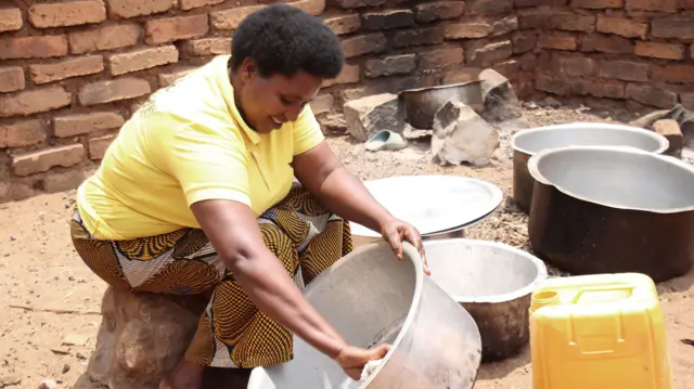 Derayidi Nkunzimana ni umwe mu barezi afasha kugaburira abo bana iyo bashitse , Mabanda, Gitgutu 2024