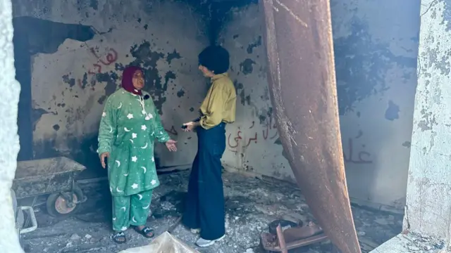 نفیسه کوهنورد در حال مصاحبه