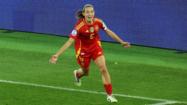 La española Aitana Bonmati celebra un gol con su selección