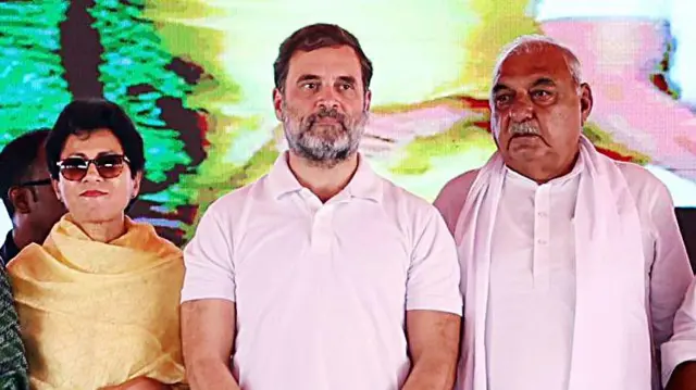 सिरसा से कांग्रेस सांसद कुमारी शैलजा (बाएं), कांग्रेस नेता राहुल गांधी (बीच में), हरियाणा के पूर्व मुख्यमंत्री भूपेंद्र सिंह हुड्डा (दाएं) 