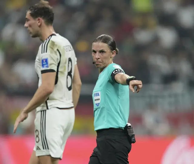 Германия - Коста-Рика оюнун тарыхта биринчи жолу аял калыс тейледи. Сүрөттө франциялык Стефани Фраппар