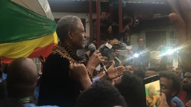አቶ አንዳርጋቸው ከአምስት ዓመት በፊት ከእስር በተለቀቁበት ጊዜ ለደጋፊዎቻቸው ንግግር ሲያደርጉ
