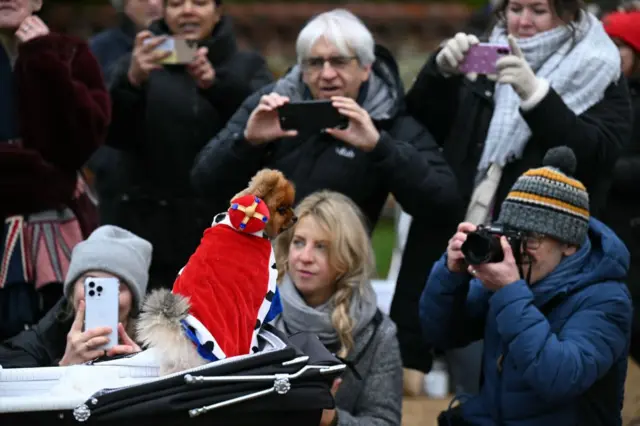 Люди біля церкви Святої Марії Магдалини у Сандрінгемі