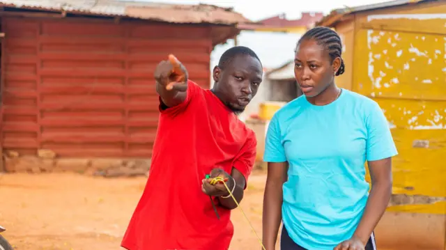 Gurbaa dubartiitti karaa agarsiisaa jiru