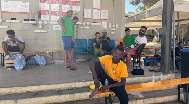 مجموعة من المهاجرين على جزيرة لامبيدوزا الإيطالية