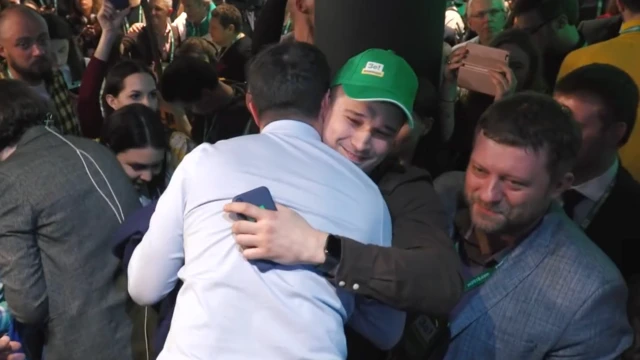 Михайло Федоров обіймає Володимира Зеленського після оголошення попередніх результатів голосування у другому турі президентських виборів, праворуч від них – Олександр Корнієнко, 21 квітня 2019 року