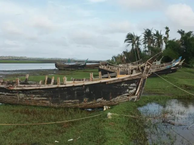 လှေအစင်းရေဆယ်ချီမုန်တိုင်းလေ ဒီရေနဲ့ပါသွားခဲ့တာကြောင့် ဗေဒါရွာခံတွေရဲ့အသက်မွေးဝမ်းကျောင်းခက်ခဲနေ