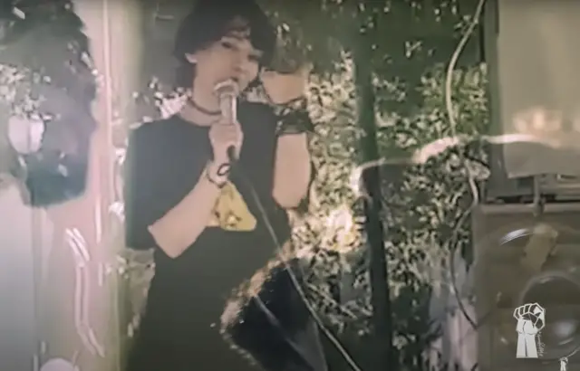 در موزیک ویدیوی «روسریتو» تصاویری از نیکا شاکرمی یکی از کشته‌شدگان اعتراضات سراسری ایران نیز دیده می‌شود