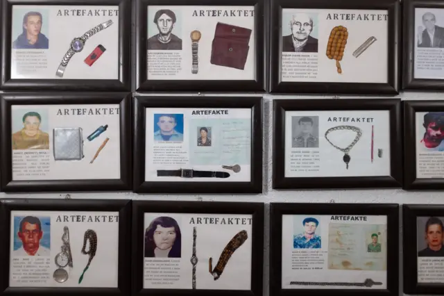 Fotos de desaparecidos en fichas con pertenencias suyas que fueron recuperadas. 