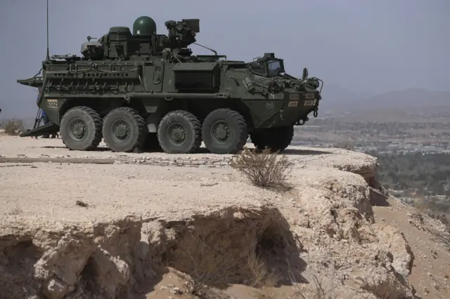 Stryker estacionado na fronteira dos EUA com o México
