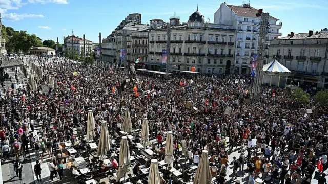 Протестующие участвуют в демонстрации в рамках протестного движения «Bloquons tout» («Заблокируем все») на площади Комеди в Монпелье, на юге Франции.