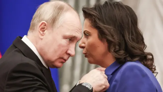 Маргарита Симонян Кремлде Владимир Путинден Ардак орденин алууда. Декабрь 2022