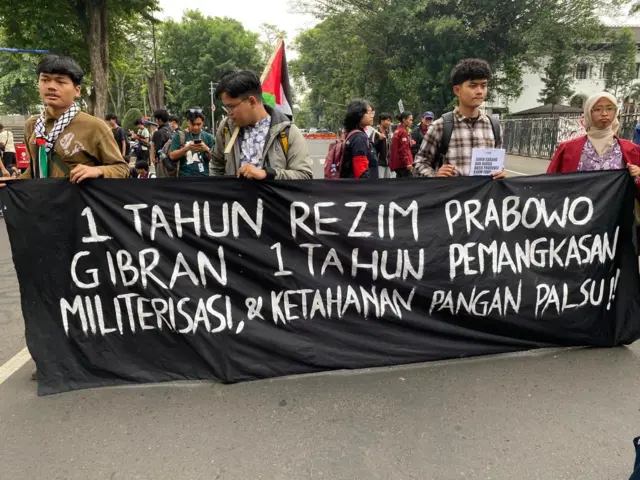 Aksi unjuk rasa di depan Gedung Sate, Kantor Gubernur Jawa Barat, Kota Bandung, Senin (20/10).