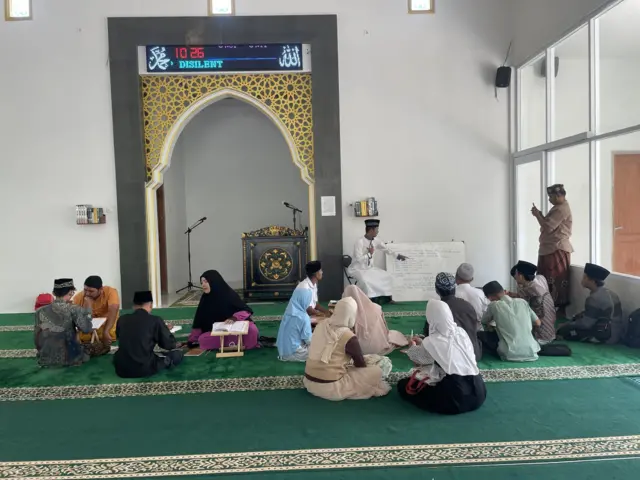 Kegiatan belajar membaca Al-Qur'an di Masjid Syekh Muhammad Hasyim, Kabupaten Pamekasan, Jawa Timur pada Minggu (19/04).