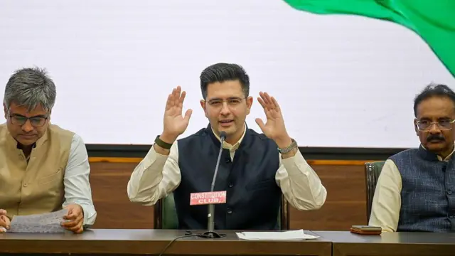 राज्यसभा सांसद राघव चड्ढा (मध्य) ने संदीप पाठक (बाएं) और अशोक मित्तल (दाएं) के साथ आम आदमी पार्टी छोड़कर बीजेपी में जाने का एलान किया