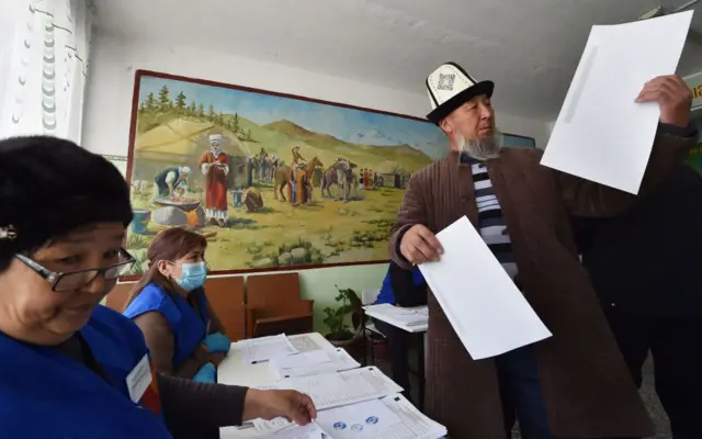 Бишкектин чет жакасындагы шайлоо участкасы