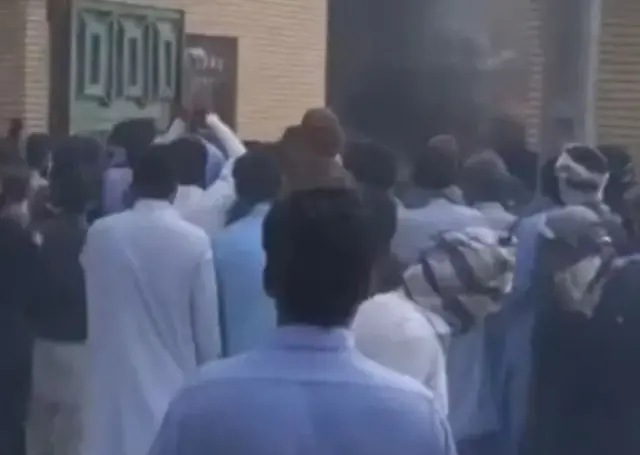 تظاهرات روز سیزدهم ابان در برابر فرمانداری خاش. سرکوب اعتراضات بر اساس گزارش ها باعث کشته شدن ۱۶ شهروند شده است