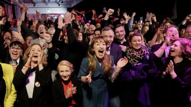 左派党の躍進を喜ぶライヒネック共同代表（中央）たち（23日、ベルリン）