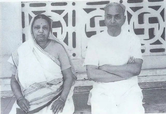 પત્ની શારદાબહેન સાથે, ગાંધી આશ્રમ સ્મારક સંગ્રહાલયમાંથી નિવૃત્તિ પછી