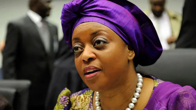 Woman on purple dress wit beads for her neck