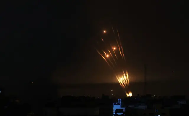 Misiles disparados desde Gaza hacia Israel. 