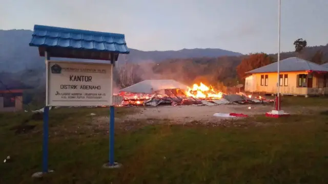 Kantor distrik abenaho terbakar.
