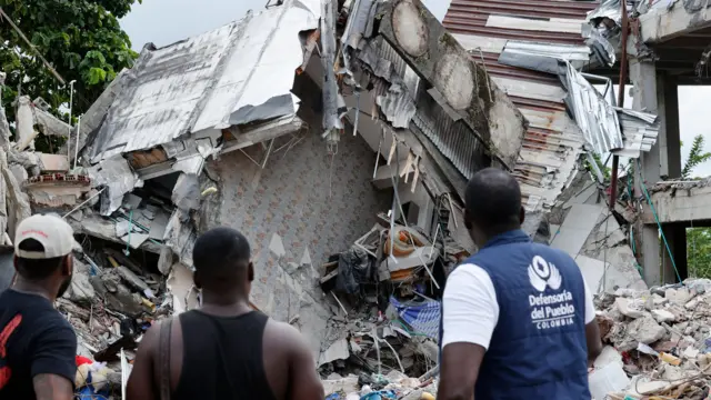 Personas observan un edificio destruido por un terremoto en Quibdó, Colombia, el 12 de agosto de 2026