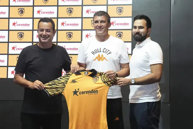 Hull City'nin başkanı Acun Ilıcalı (solda), Hull City Sportif Direktörü Jared Dublin (sağda) ve teknik direktör Sergej Jakirovic (ortada), 15 Temmuz 2025'te İstanbul'daki Hasan Doğan Millî Takımlar Kamp ve Eğitim Tesisleri'nde düzenlenen Hull City'nin İstanbul kampı kapsamındaki basın toplantısına katıldı