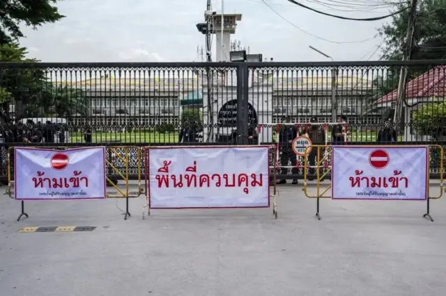 บรรยากาศหน้าเรือนจำพิเศษกรุงเทพฯ ก่อนควบคุมตัว ทักษิณ ชินวัตร เข้าเรือนจำวันแรกเมื่อ 22 ส.ค. 2566