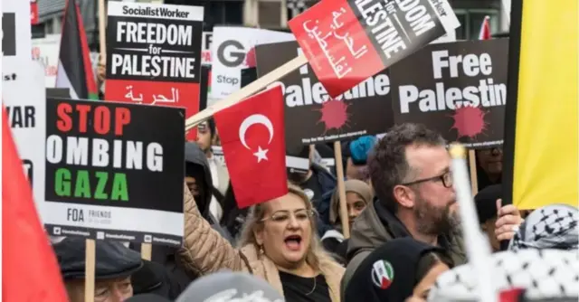 Londra'dan 7 Ekim sonrası yapılan bir Filistinle dayanışma yürüyüşü