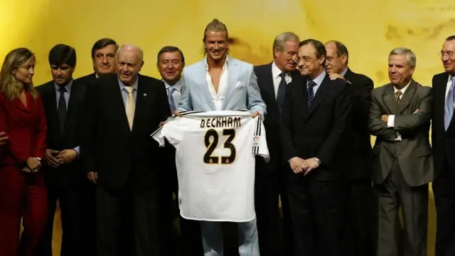 بکام سال ۲۰۰۳ به تیم «کهکشانی» رئال مادرید ملحق شد. آن زمان به این دلیل که رائول، مهاجم رئال مادرید، شماره مورد علاقه بکام (۷) را می‌پوشید، کاپیتان تیم ملی انگلیس به‌دلیل علاقه‌اش به مایکل جردن شماره ۲۳ را انتخاب کرد.