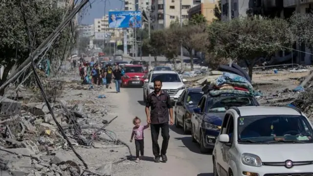 Bí ọkọ̀ ṣe pọ̀ lójú ọ̀nà ni àwọn ènìyàn náà ń fi ẹsẹ̀ rìn