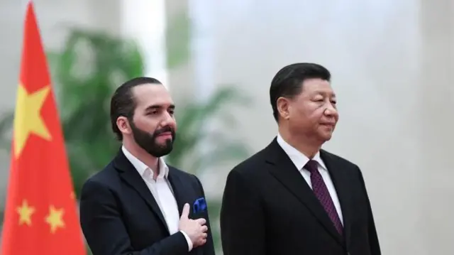 O presidente da China, Xi Jinping (direita), e Bukele, presidente7games android 6 apkEl Salvador