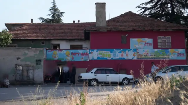 Devorlari qizil, oq va yashil rangga bo‘yalgan ikki qavatli bino. Devorlarga o‘rdaklar va bolalar tasvirlangan bo‘lib, unda sutni targ‘ib qilish va odamlarga ko‘proq meva va sabzavotlar iste’mol qilish kerakligi to‘g‘risidagi so‘zlar yozilgan.