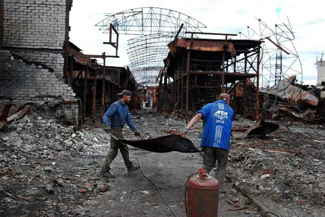 чоловіки розгрібають завали на ринку Барабашово у Харкові