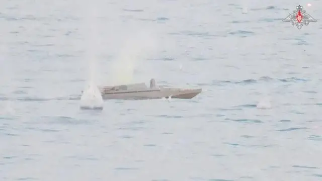 রুশ নৌবাহিনী হামলাকারী একটি ড্রোন বোটকে ধ্বংস করছে। কৃষ্ণ সাগরে রুশ বাহিনী এরকম ছ'টি আক্রমণের শিকার হয়েছে