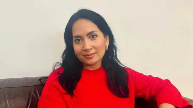 نادیا اکبر می‌گوید که عوارض بیماری او کرارا به اشتباه تشخیص داده شد و غالبا نشانه‌ای از استرس دانسته و رد شد 