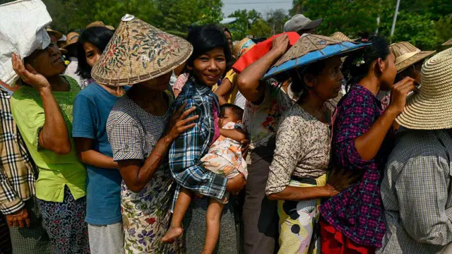 စစ်ကိုင်းတိုင်းက ငလျင်ဘေးသင့်ခဲ့သူတချို့ အစားအသောက် တန်းစီယူနေတဲ့ မြင်ကွင်း