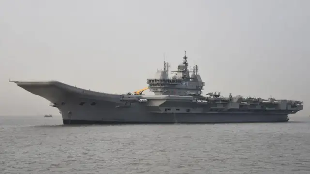 INS વિક્રાંત : ભારતનું આ યુદ્ધજહાજ કેમ ખાસ છે? ભારત, પાકિસ્તાન, યુદ્ધ, તણાવ, પહલગામ,બીબીસી ગુજરાતી ન્યૂઝ, ગુજરાત સમાચાર, ન્યૂઝ
