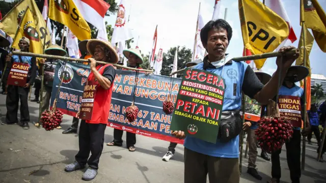 Pengunjuk rasa dari Partai Buruh melakukan aksi di kawasan Bundaran Bank Indonesia, Jakarta, Kamis (15/12/2022).