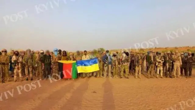 Туареги з прапором Україні після розгрому колони “вагнерівців” у Малі