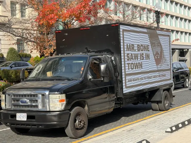 همزمان با سفر محمد بن سلمان به پایتخت آمریکا، معترضان به ولیعهد عربستان به علت قتل جمال خاشقچی در خیابانهای واشنگتن کارزارهای تبلیغاتی مانند حرکت این خودرو علیه ولیعهد عربستان برپا کردند که پشت آن نوشته شده: «آقای اره برقی به شهر آمده».