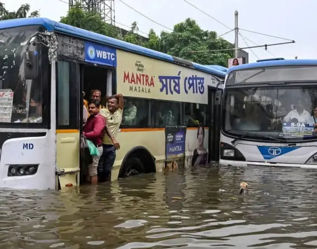 কলকাতার বিভিন্ন রাস্তায় জল জমার কারণে নিত্যযাত্রীদের সমস্যার সম্মুখীন হতে হচ্ছে। 