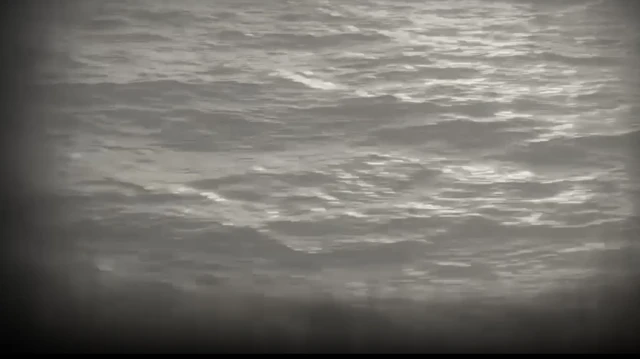 Vue obscure de l'océan.