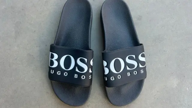 Sepasang sandal jepit Hugo Boss ukuran 10 (sekitar 44) ditemukan di apartemen Kerri Pegg di Wigan