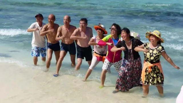 Du khách Trung Quốc tại bãi Xà Cừ thuộc quần đảo Hoàng Sa, tháng 5/2016